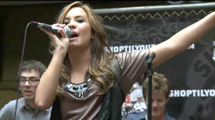 Demi Lovato  Live at Glendale Galleria  in LA for Cambio in HD 05937