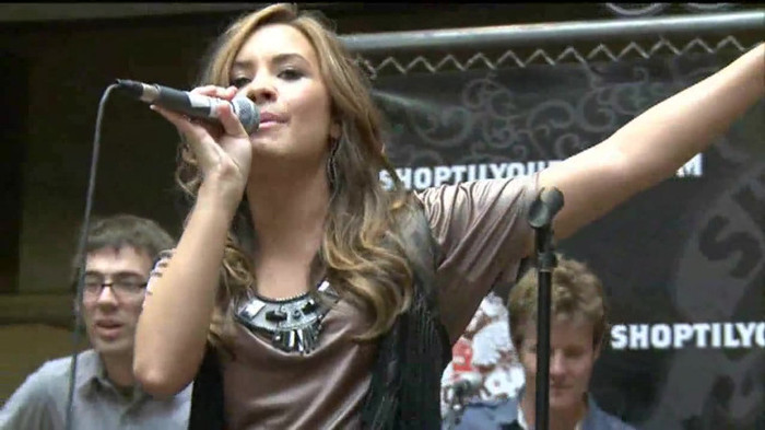 Demi Lovato  Live at Glendale Galleria  in LA for Cambio in HD 05939