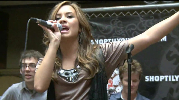 Demi Lovato  Live at Glendale Galleria  in LA for Cambio in HD 05942