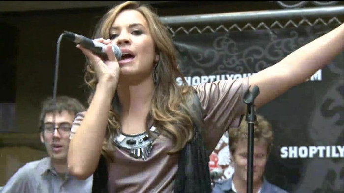 Demi Lovato  Live at Glendale Galleria  in LA for Cambio in HD 05943