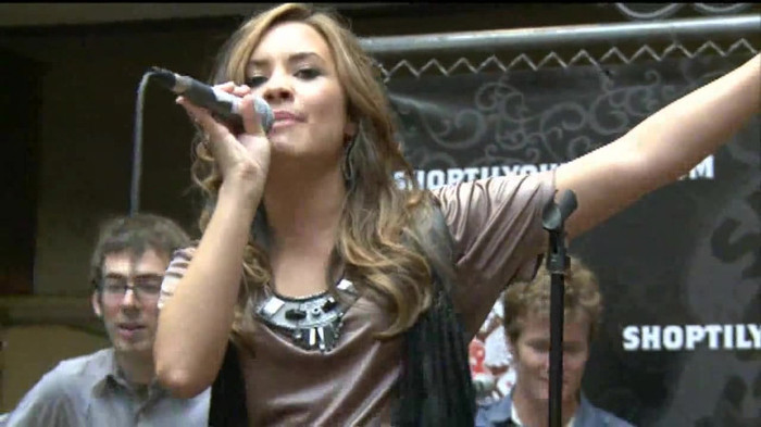 Demi Lovato  Live at Glendale Galleria  in LA for Cambio in HD 05945