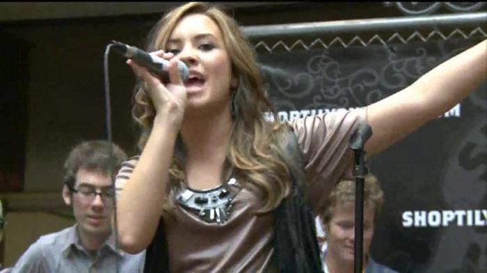 Demi Lovato  Live at Glendale Galleria  in LA for Cambio in HD 05948