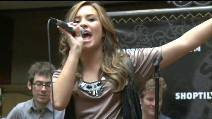 Demi Lovato  Live at Glendale Galleria  in LA for Cambio in HD 05950