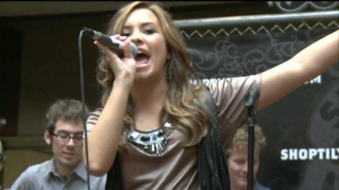 Demi Lovato  Live at Glendale Galleria  in LA for Cambio in HD 05951