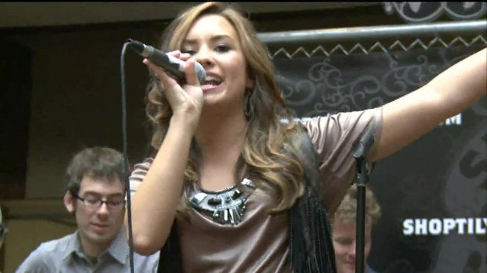 Demi Lovato  Live at Glendale Galleria  in LA for Cambio in HD 05953