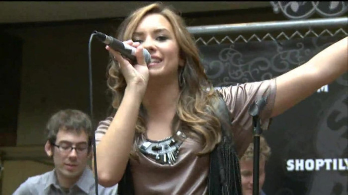 Demi Lovato  Live at Glendale Galleria  in LA for Cambio in HD 05956