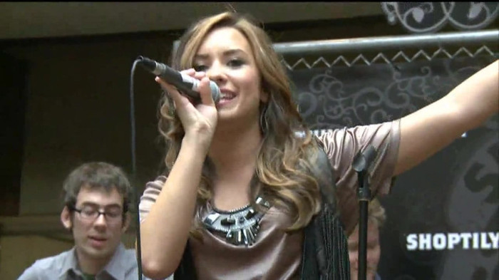 Demi Lovato  Live at Glendale Galleria  in LA for Cambio in HD 05959
