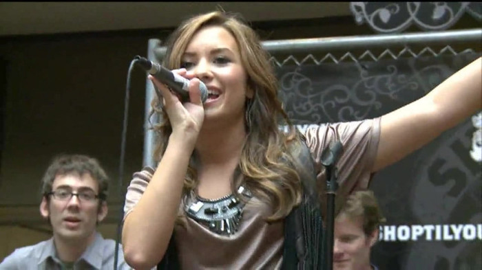 Demi Lovato  Live at Glendale Galleria  in LA for Cambio in HD 05969