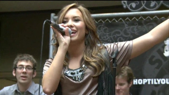 Demi Lovato  Live at Glendale Galleria  in LA for Cambio in HD 05971