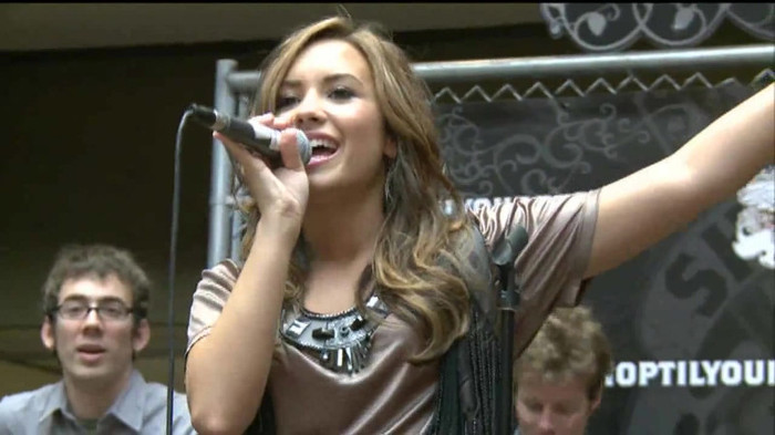 Demi Lovato  Live at Glendale Galleria  in LA for Cambio in HD 05976