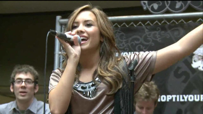 Demi Lovato  Live at Glendale Galleria  in LA for Cambio in HD 05977