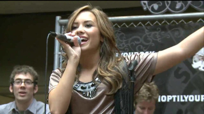 Demi Lovato  Live at Glendale Galleria  in LA for Cambio in HD 05978