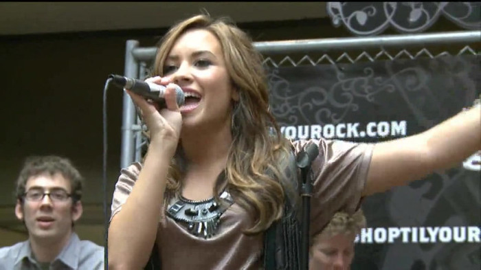 Demi Lovato  Live at Glendale Galleria  in LA for Cambio in HD 05983