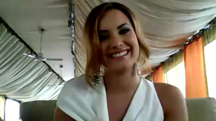 Demi Lovato - Message for her Italian Fans 933