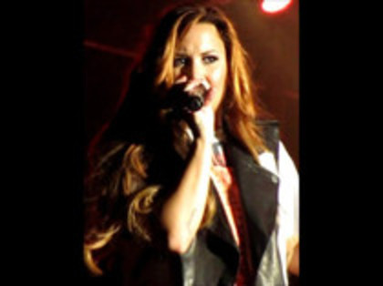 Demi Lovato - Moves Like Jagger (2453)