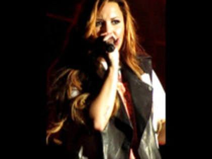 Demi Lovato - Moves Like Jagger (2454)