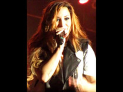 Demi Lovato - Moves Like Jagger (2471)