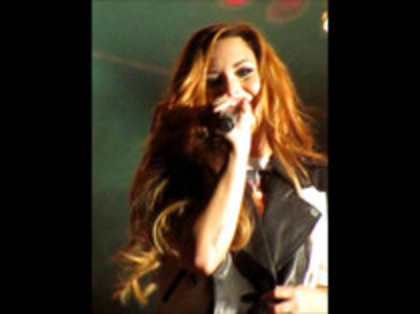 Demi Lovato - Moves Like Jagger (2482)