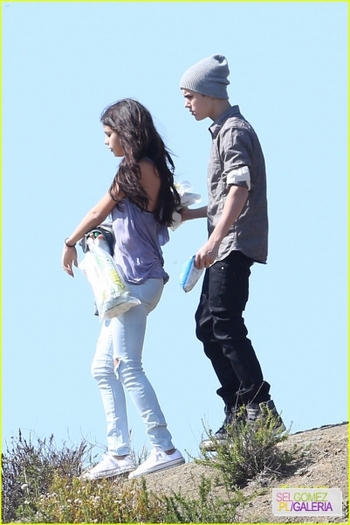 normal_selena-gomez-justin-bieber-subway-sandwiches-01 - 4 04 2012 Selena and Justin at a picnic Los Angeles