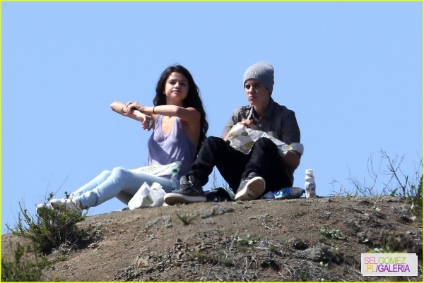 normal_selena-gomez-justin-bieber-subway-sandwiches-02 - 4 04 2012 Selena and Justin at a picnic Los Angeles