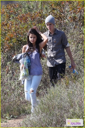 normal_selena-gomez-justin-bieber-subway-sandwiches-03 - 4 04 2012 Selena and Justin at a picnic Los Angeles
