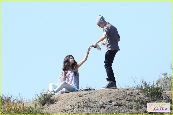 normal_selena-gomez-justin-bieber-subway-sandwiches-04 - 4 04 2012 Selena and Justin at a picnic Los Angeles