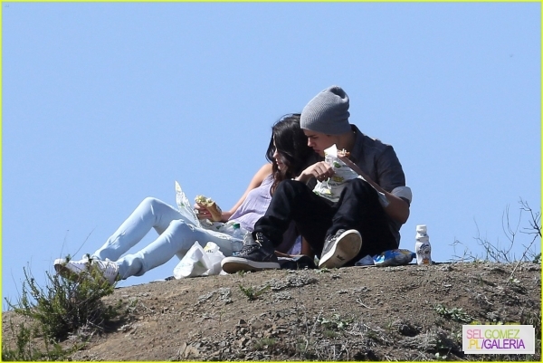 normal_selena-gomez-justin-bieber-subway-sandwiches-05 - 4 04 2012 Selena and Justin at a picnic Los Angeles