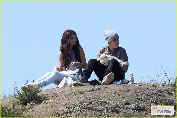 normal_selena-gomez-justin-bieber-subway-sandwiches-06 - 4 04 2012 Selena and Justin at a picnic Los Angeles