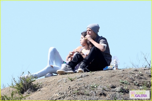 normal_selena-gomez-justin-bieber-subway-sandwiches-07 - 4 04 2012 Selena and Justin at a picnic Los Angeles