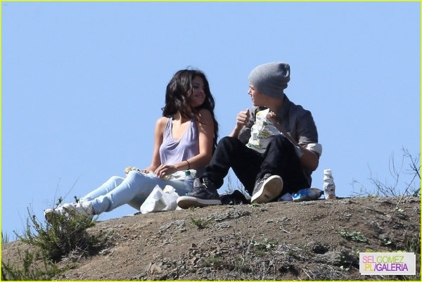 normal_selena-gomez-justin-bieber-subway-sandwiches-08 - 4 04 2012 Selena and Justin at a picnic Los Angeles