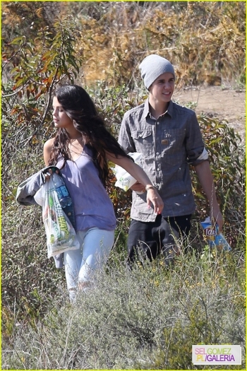 normal_selena-gomez-justin-bieber-subway-sandwiches-09 - 4 04 2012 Selena and Justin at a picnic Los Angeles