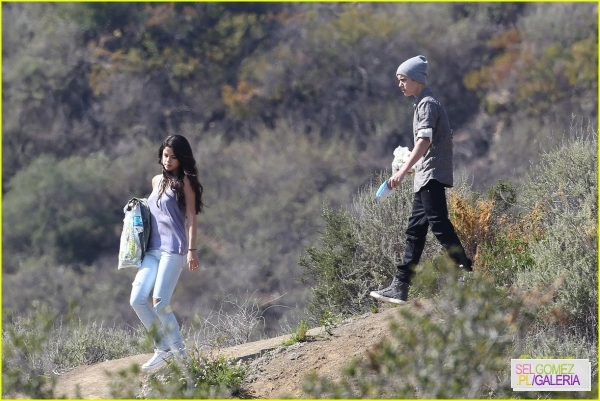 normal_selena-gomez-justin-bieber-subway-sandwiches-10 - 4 04 2012 Selena and Justin at a picnic Los Angeles