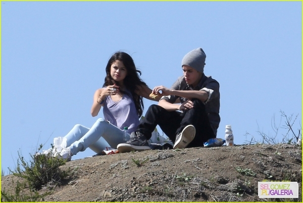 normal_selena-gomez-justin-bieber-subway-sandwiches-11 - 4 04 2012 Selena and Justin at a picnic Los Angeles