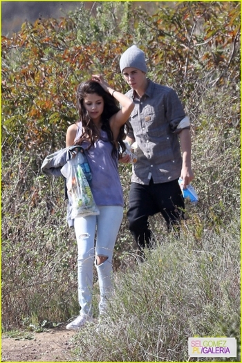 normal_selena-gomez-justin-bieber-subway-sandwiches-12 - 4 04 2012 Selena and Justin at a picnic Los Angeles