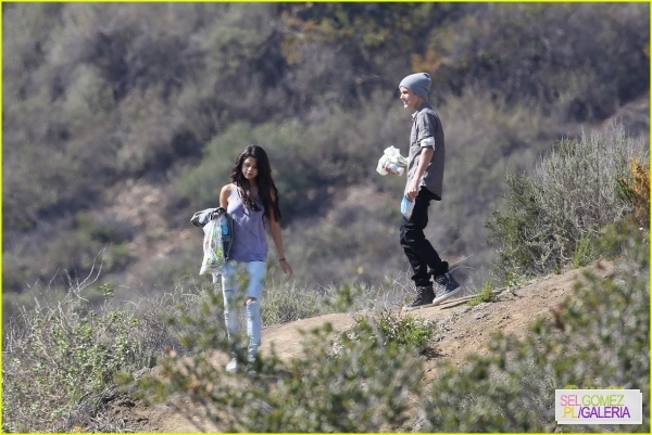 normal_selena-gomez-justin-bieber-subway-sandwiches-13