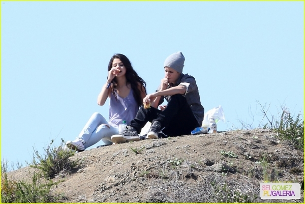 normal_selena-gomez-justin-bieber-subway-sandwiches-15 - 4 04 2012 Selena and Justin at a picnic Los Angeles