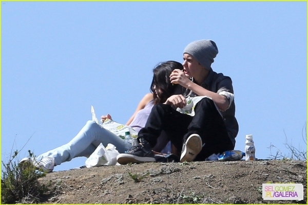 normal_selena-gomez-justin-bieber-subway-sandwiches-16 - 4 04 2012 Selena and Justin at a picnic Los Angeles