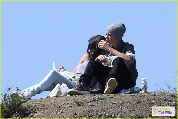 normal_selena-gomez-justin-bieber-subway-sandwiches-16