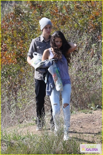 normal_selena-gomez-justin-bieber-subway-sandwiches-17 - 4 04 2012 Selena and Justin at a picnic Los Angeles