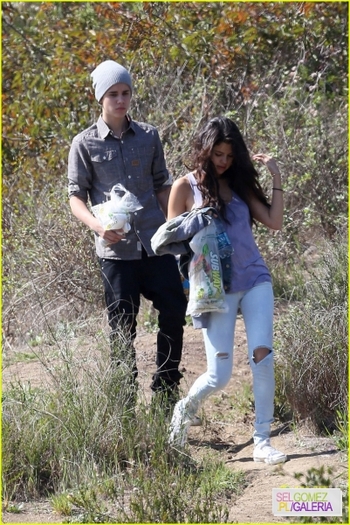normal_selena-gomez-justin-bieber-subway-sandwiches-18 - 4 04 2012 Selena and Justin at a picnic Los Angeles
