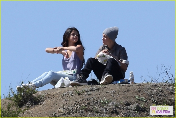 normal_selena-gomez-justin-bieber-subway-sandwiches-19 - 4 04 2012 Selena and Justin at a picnic Los Angeles