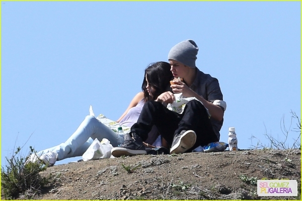 normal_selena-gomez-justin-bieber-subway-sandwiches-22 - 4 04 2012 Selena and Justin at a picnic Los Angeles