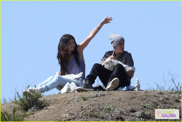 normal_selena-gomez-justin-bieber-subway-sandwiches-23 - 4 04 2012 Selena and Justin at a picnic Los Angeles
