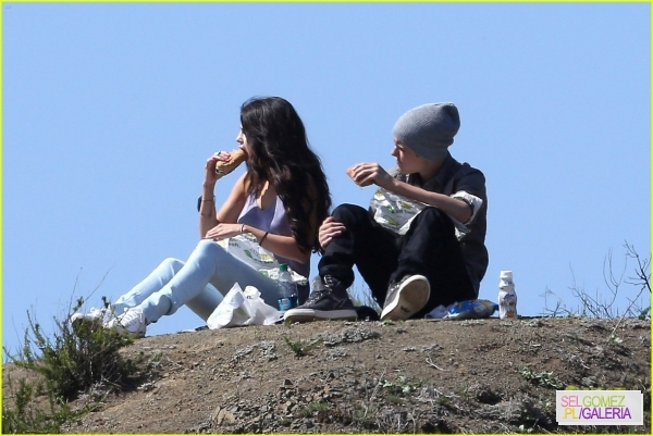 normal_selena-gomez-justin-bieber-subway-sandwiches-24 - 4 04 2012 Selena and Justin at a picnic Los Angeles