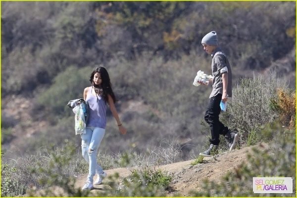 normal_selena-gomez-justin-bieber-subway-sandwiches-25 - 4 04 2012 Selena and Justin at a picnic Los Angeles