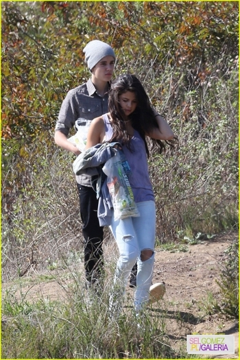 normal_selena-gomez-justin-bieber-subway-sandwiches-26 - 4 04 2012 Selena and Justin at a picnic Los Angeles