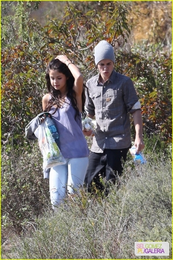 normal_selena-gomez-justin-bieber-subway-sandwiches-27 - 4 04 2012 Selena and Justin at a picnic Los Angeles