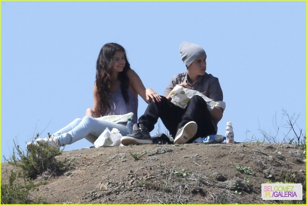 normal_selena-gomez-justin-bieber-subway-sandwiches-28 - 4 04 2012 Selena and Justin at a picnic Los Angeles