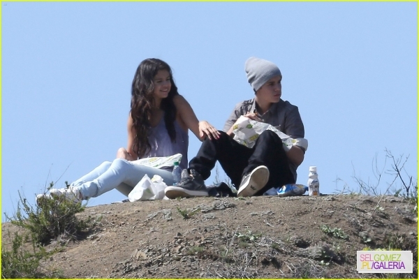 normal_selena-gomez-justin-bieber-subway-sandwiches-28
