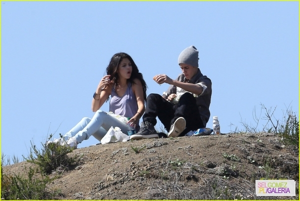 normal_selena-gomez-justin-bieber-subway-sandwiches-30 - 4 04 2012 Selena and Justin at a picnic Los Angeles